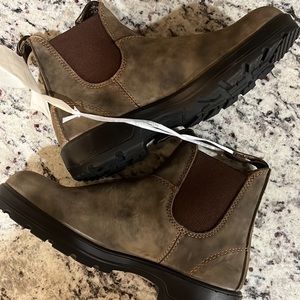 Brand New Rustic Brown 585 size 10